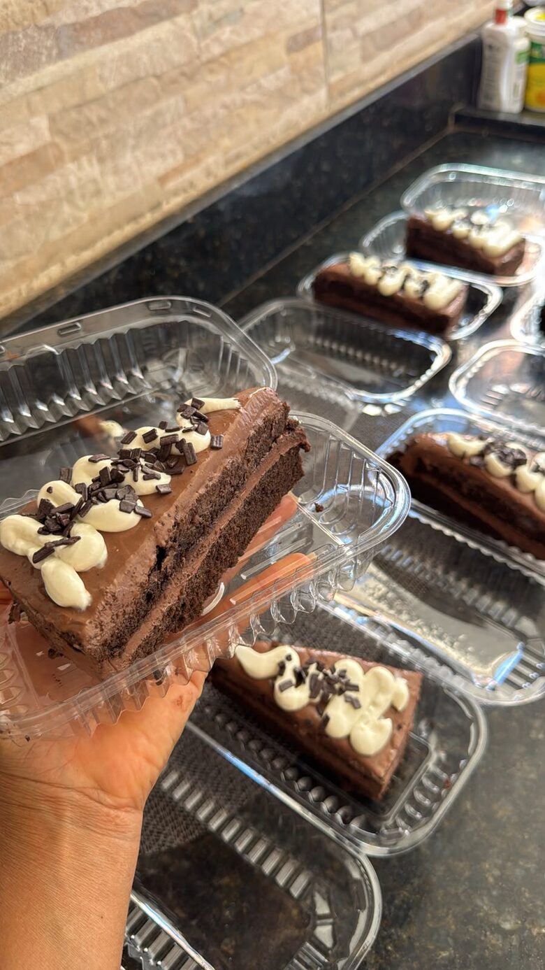 Fatias de bolo de chocolate com cobertura e ganache, embaladas
