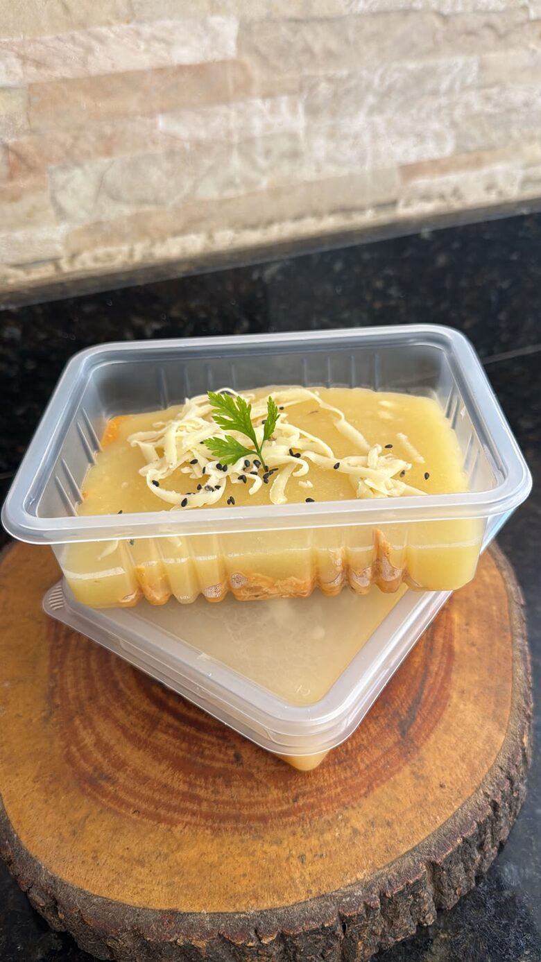 Marmita de escondidinho com queijo e cheiro-verde por cima