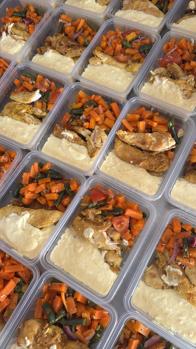 Marmita de frango grelhado com purê e legumes salteados