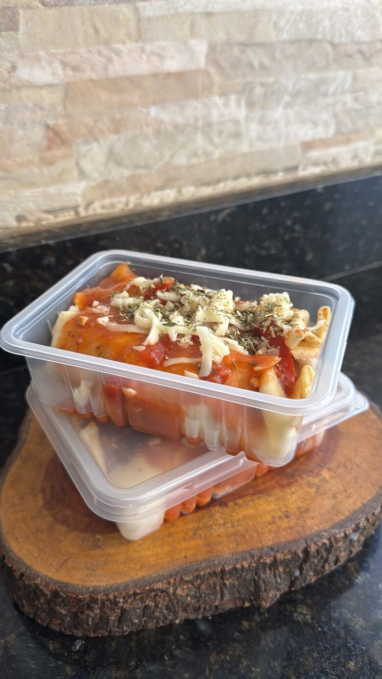 Marmita de massa ao sugo com queijo derretido e ervas