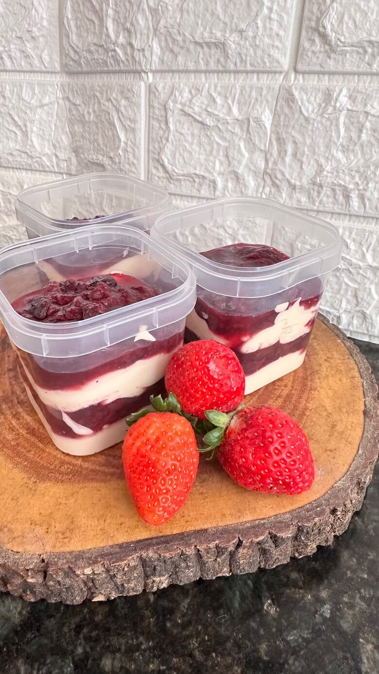 Potes de sobremesa em camadas de creme e frutas vermelhas