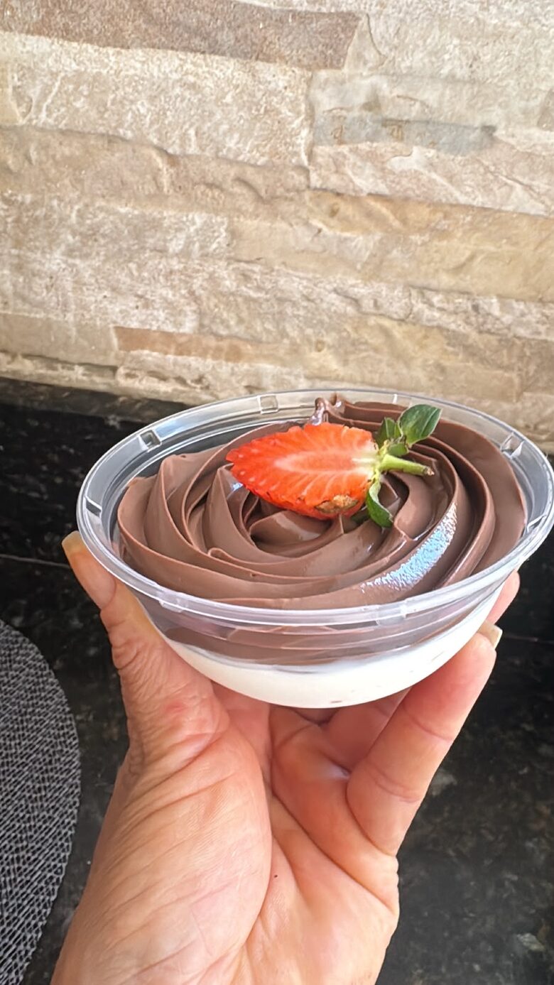 Pote de mousse de chocolate decorado com morango